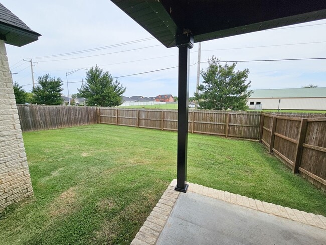 Building Photo - Spacious 3 Bedroom/2.5 Bathroom Chaffee Cr...