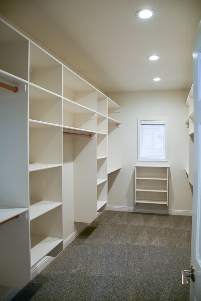 Building Photo - 12666 W Running Brook Ct