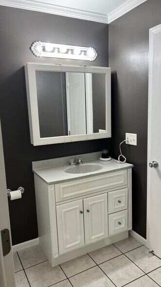 Building Photo - 6076 Georges Park Dr