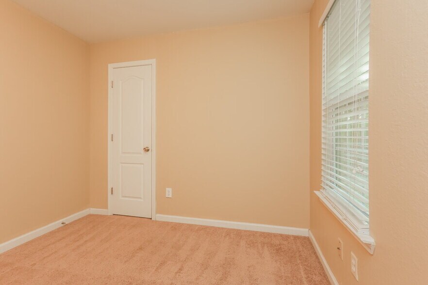 Building Photo - 25 Lakeridge Ct