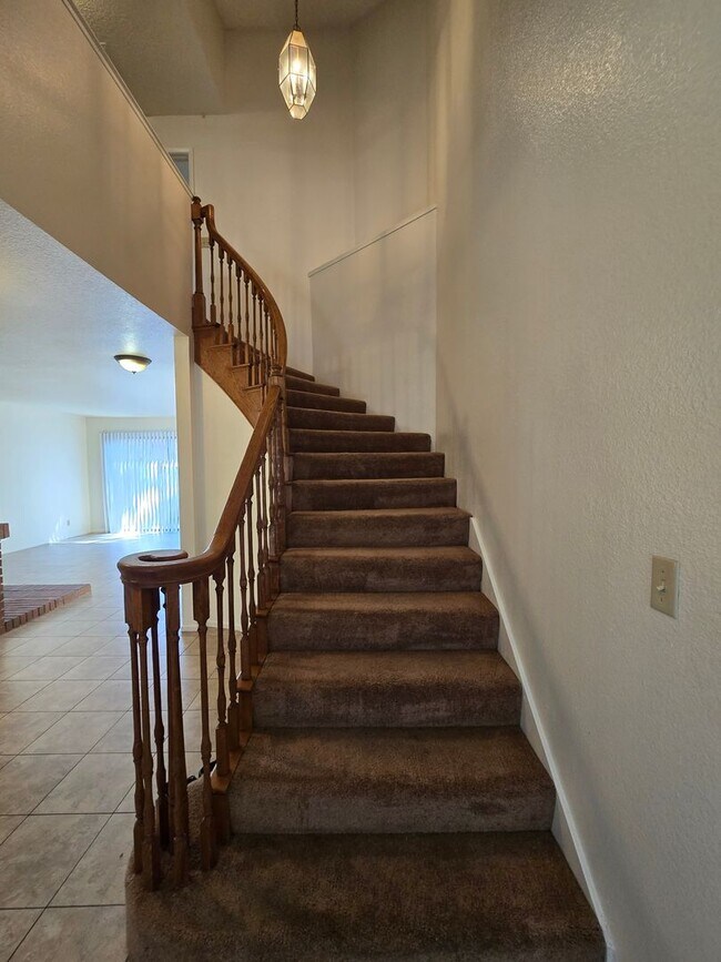 Building Photo - An Amazing Henderson 3 Bedroom Townhome!!