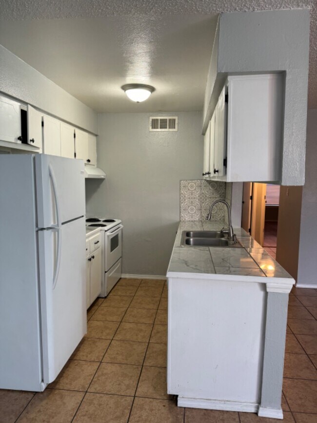 Building Photo - 936 San Pedro Dr SE