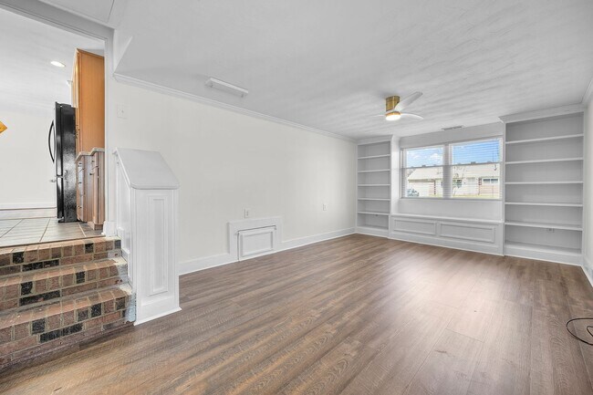 Building Photo - For Rent. 4 Bedrooms