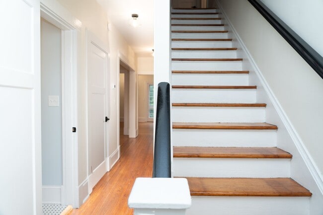 Building Photo - Large 4 Bedroom Home On Oakhurst Circle