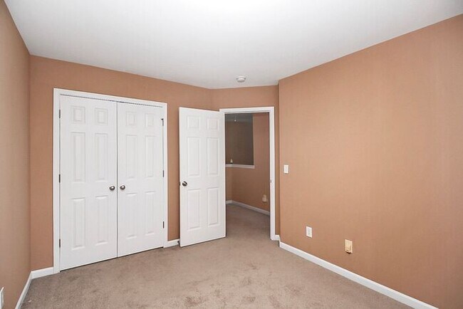 Building Photo - End Unit 3BD/2.5BA Townhome in Mill Creek!