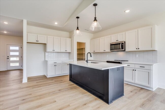 Building Photo - Beautiful Single Family Home!