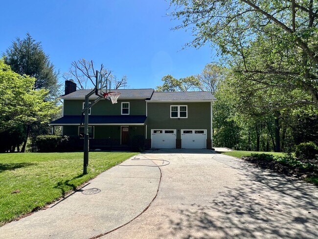 Building Photo - Beautifully Updated Home!  Fenced Yard!