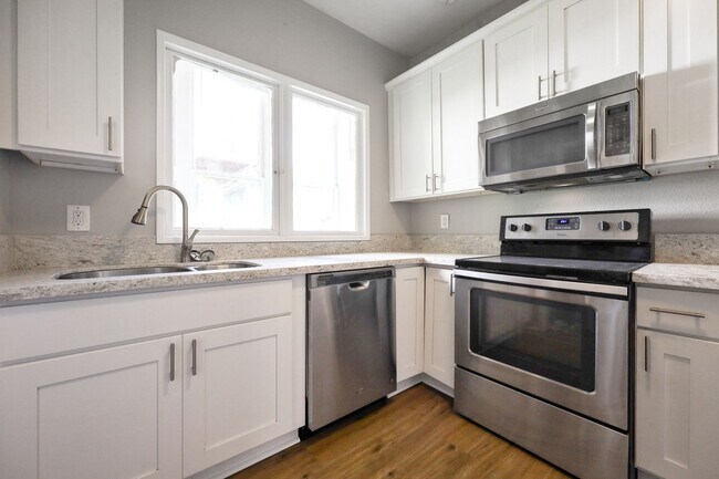 Building Photo - Victorian-style apartment available in the serene SW Hills