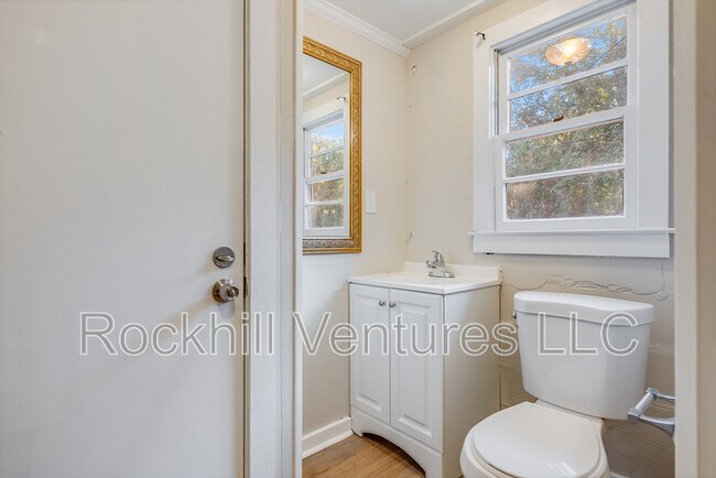 Building Photo - 1123 E 70th St