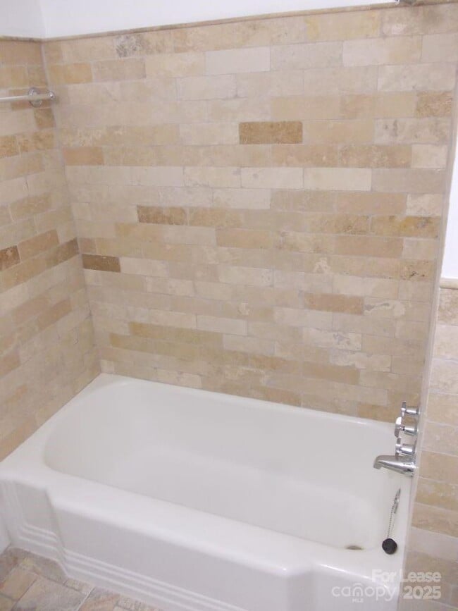 Building Photo - 2746 Dogwood Ave