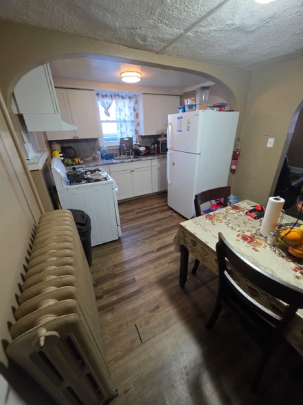 Building Photo - 328 W Peach St