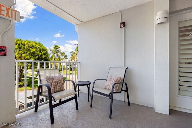 Building Photo - 175 5th Ave S