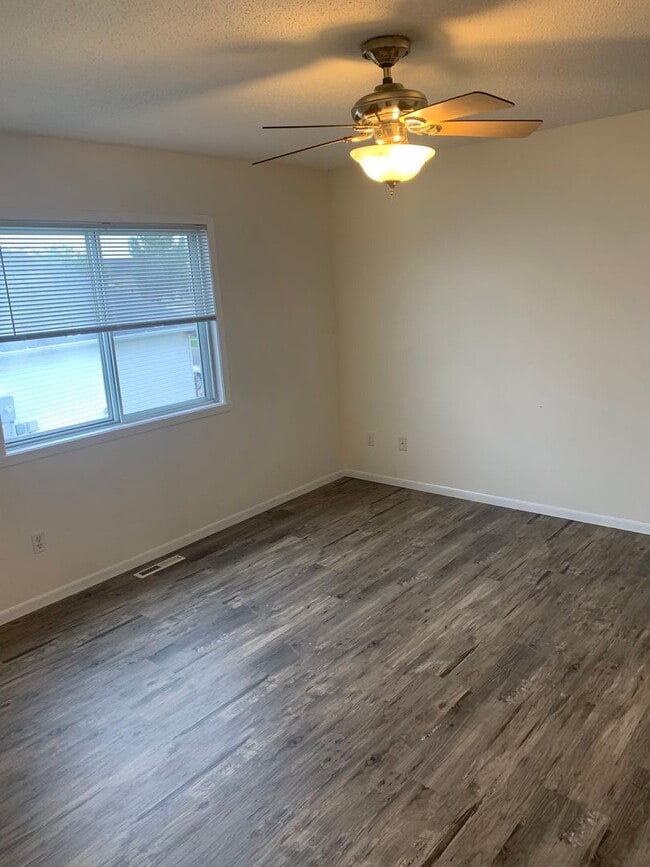Building Photo - 3 BEDROOM OSGOOD TWIN HOME  -  PETS WELCOME
