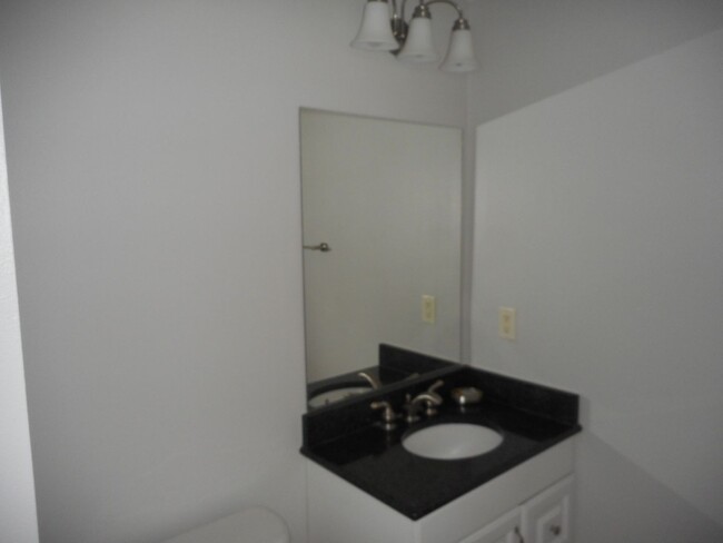 Building Photo - 1-Bedroom / 1-Bathroom Condo in Las Palmas