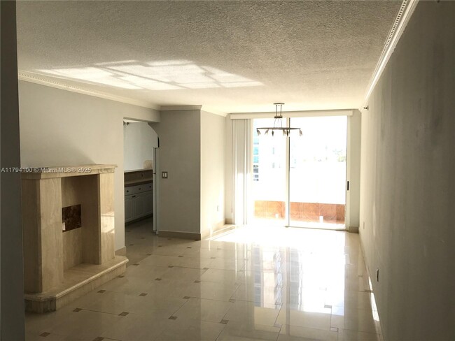 Building Photo - 2642 Collins Ave