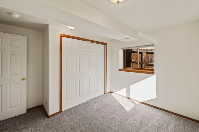 Building Photo - Sundown Rancher with Mountain Views, Walk-...