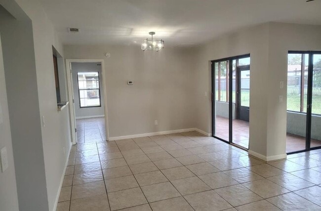 Building Photo - 437 Short Dr