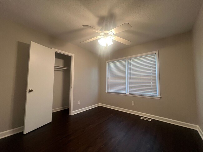 Building Photo - 3605 Somerset Dr
