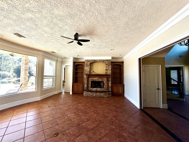 Building Photo - 1631 S Persimmon St