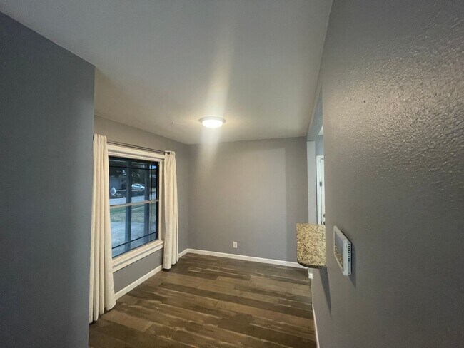 Building Photo - Woodlawn Estate – Updated 3 Bedroom Home f...