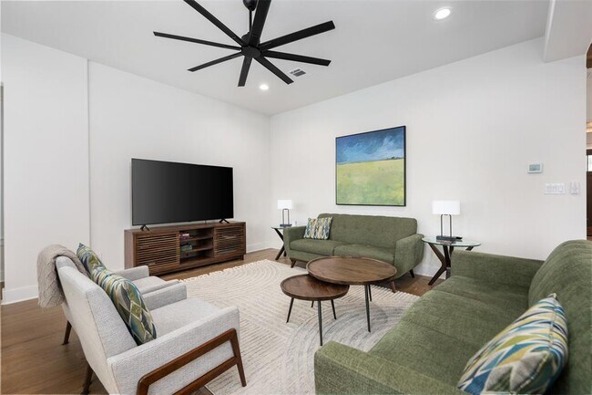 Building Photo - 510 E 7th St