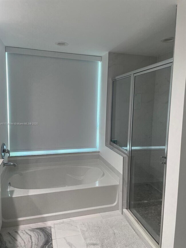 Building Photo - 950 Brickell Bay Dr