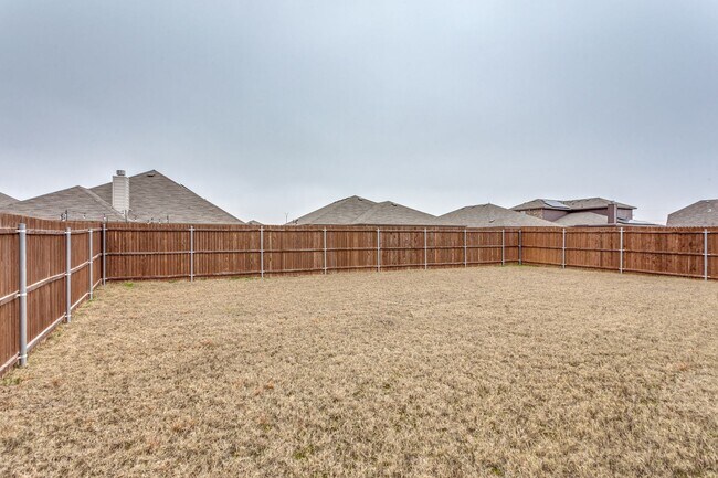 Building Photo - LIKE NEW HOME IN CROWLEY! READY TO VIEW!