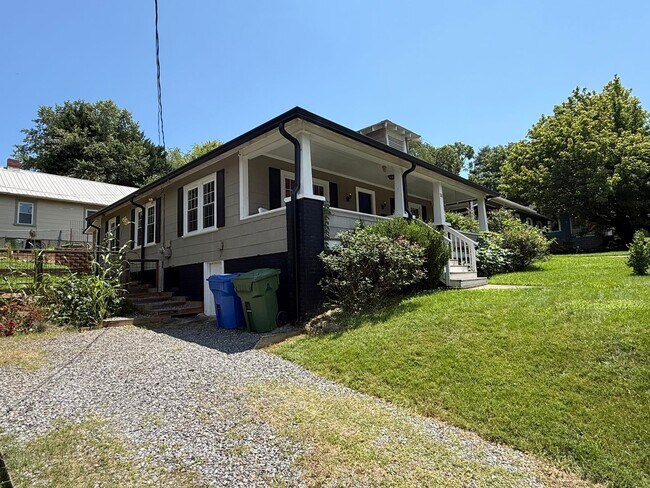 Building Photo - Fantastic 3 Bedroom Bungalow