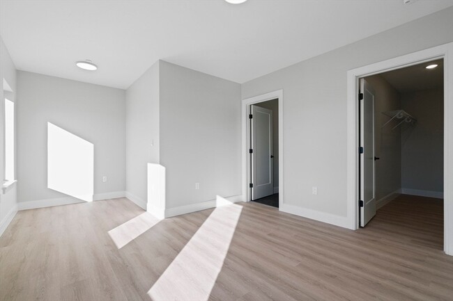 Building Photo - 25 2nd St