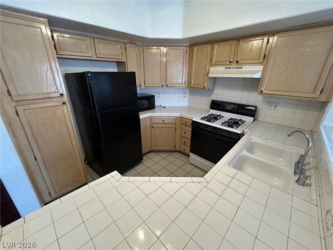 Building Photo - 900 Heavenly Hill Ct