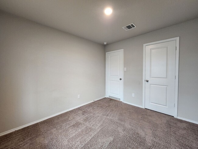 Building Photo - 3/2/2 in Heather Glen / Fridge Included / Fenced in Back Yard / CISD