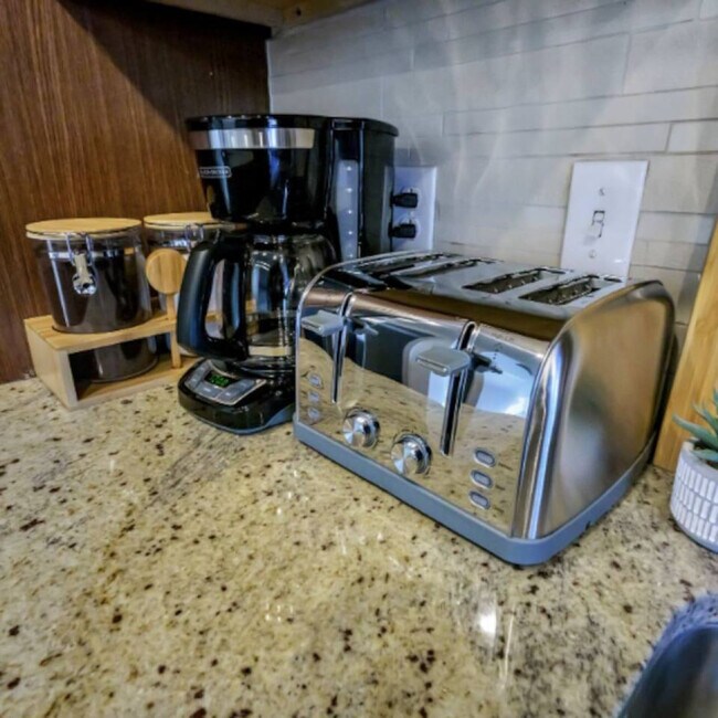 Building Photo - 1555 Elm St