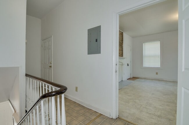 Building Photo - 537 Watkins St