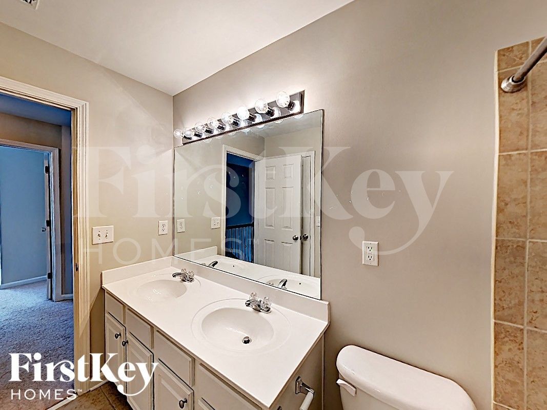 Building Photo - 2460 Vistoria Dr