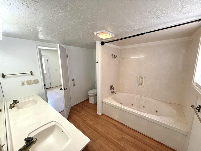 Building Photo - AVAILABLE AUGUST 4TH- RENT - 5 BDRM - 5 1/2 BATH - VIEWS VIEWS VIEWS