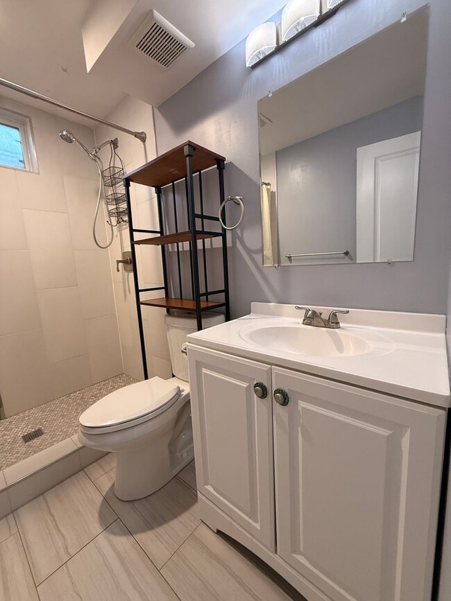 Building Photo - Spacious Twin Lakes Gem!!!