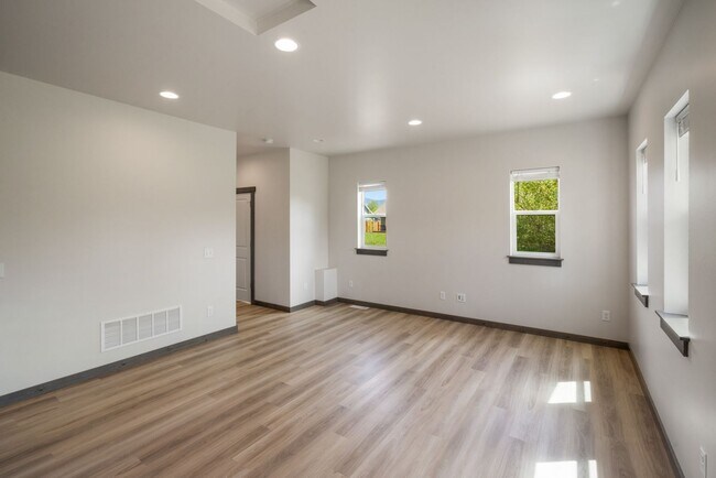 Building Photo - Pet Friendly! Gorgeous 3 Bedroom condo with double stall attached garages with AC.