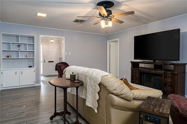 Building Photo - 337 Poenisch Dr