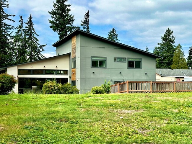 Building Photo - 6 BR / 4 BA – 4,100 SQ FT with Patio, Full...