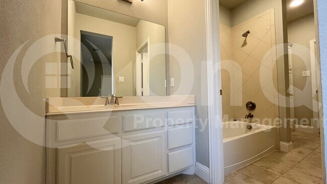 Building Photo - 7005 Golf Club Dr