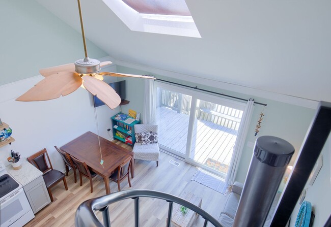 Building Photo - FURNISHED OFF-SEASON MONTHLY RENTAL-STARTI...