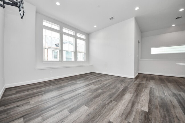 Building Photo - 9577 Neuens Rd