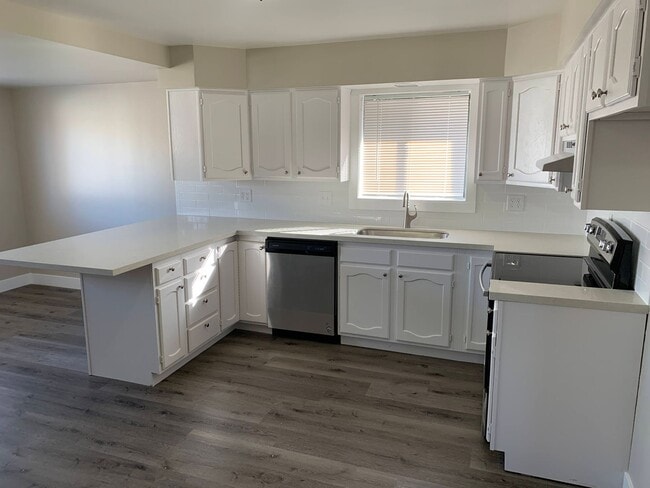 Building Photo - Updated 4 Bed Home with Large Yard