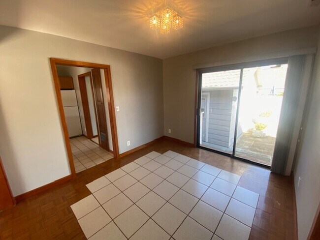 Building Photo - Inviting Pacific Grove Home!