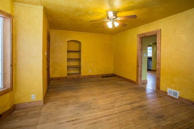Building Photo - 4 bed/ 3 bath University Rental House ($3,...