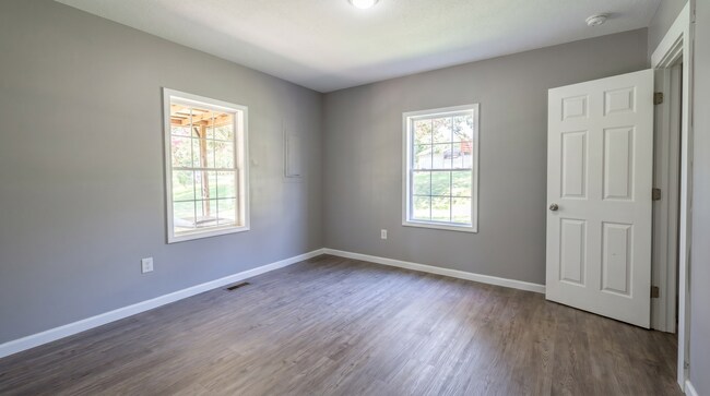 Building Photo - 1215 Oaklawn St SE