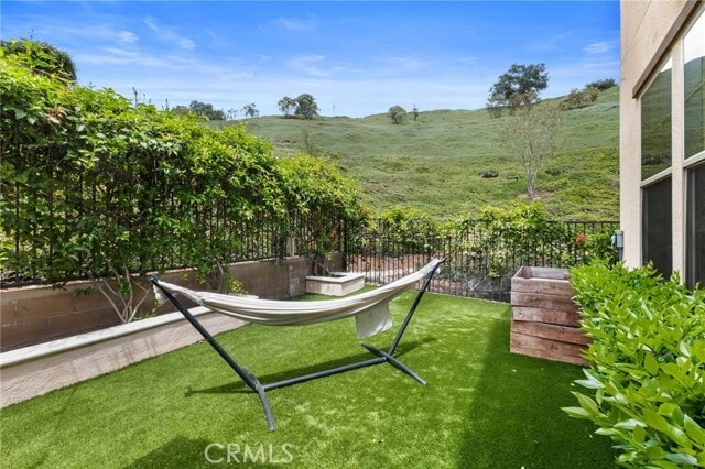 Building Photo - 33 Gamella