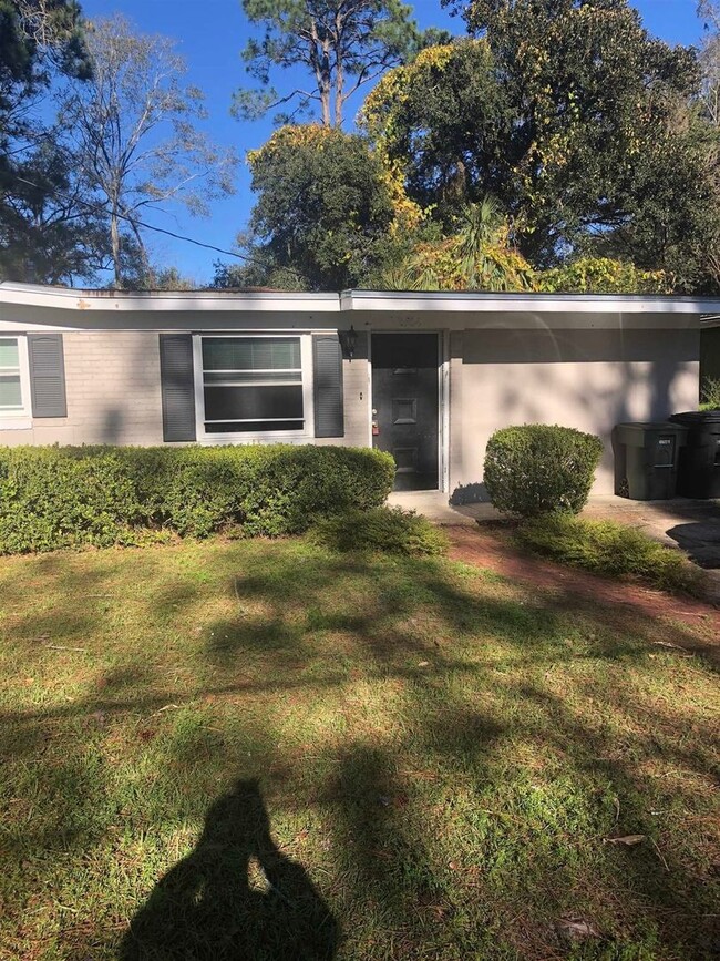 Building Photo - 4 Bedroom 2 Bath