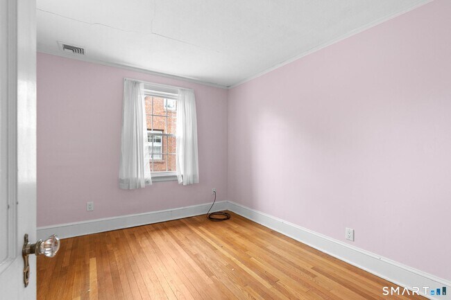 Building Photo - 12 Middlefield Dr