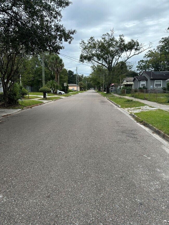 Building Photo - **Move in ready - 3/2 Renovated single family home